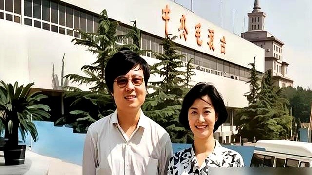 如果不是翻出三十年前泛黄的黑白照，谁敢认这是围裙笑脸的鞠萍姐姐？

照片里烫着齐肩卷发、眼角带笑的姑娘，转眼已跨过耳顺之年。那批守在黑白电视机前看《七巧板》的孩子，如今鬓角也冒了白发。

时间真没饶过谁。58岁的王小丫走下益智台转向讲座，镜头前坐得笔挺的康辉退到了幕后审片台，干了二十年的李晓东也在今