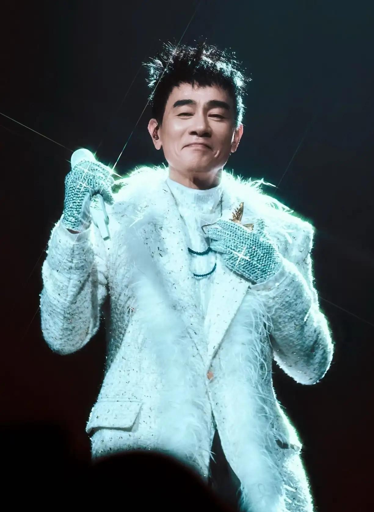 陈小春身家早就过了亿，可找了大半辈子的亲弟弟，为什么到今天都毫无下文？
很多人总以为是年代太久远、人海茫茫线索断了，其实把立场倒过来想想，可能真相扎心得多。
当年家里穷得揭不开锅，亲生父母就为了区区三千块钱，转手把最小的儿子送给了别人。陈小春后来在访谈里提过无数次后悔，可那笔钱换来的，是全家几口