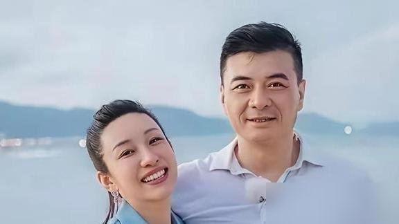 秦海璐素颜蹲在都江堰路边挑橘子，王新军站旁边拎包，儿子跑前面踩水坑。没人认出来，也没人care。
这画面搁十年前，评论区得炸：影后下嫁二婚男，图啥？
现在呢，人家结婚十几年，男方把财政大权全交，秦海璐在家连煤气都不会开。台上是拿奖拿到手软的秦腔名角，台下是被老公当闺女养的小女人。
刚入围亚洲电
