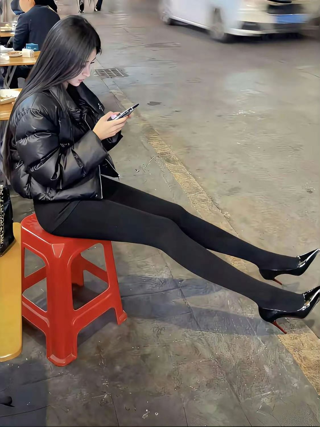 都市女孩街头自拍，时尚穿搭，手机不离手