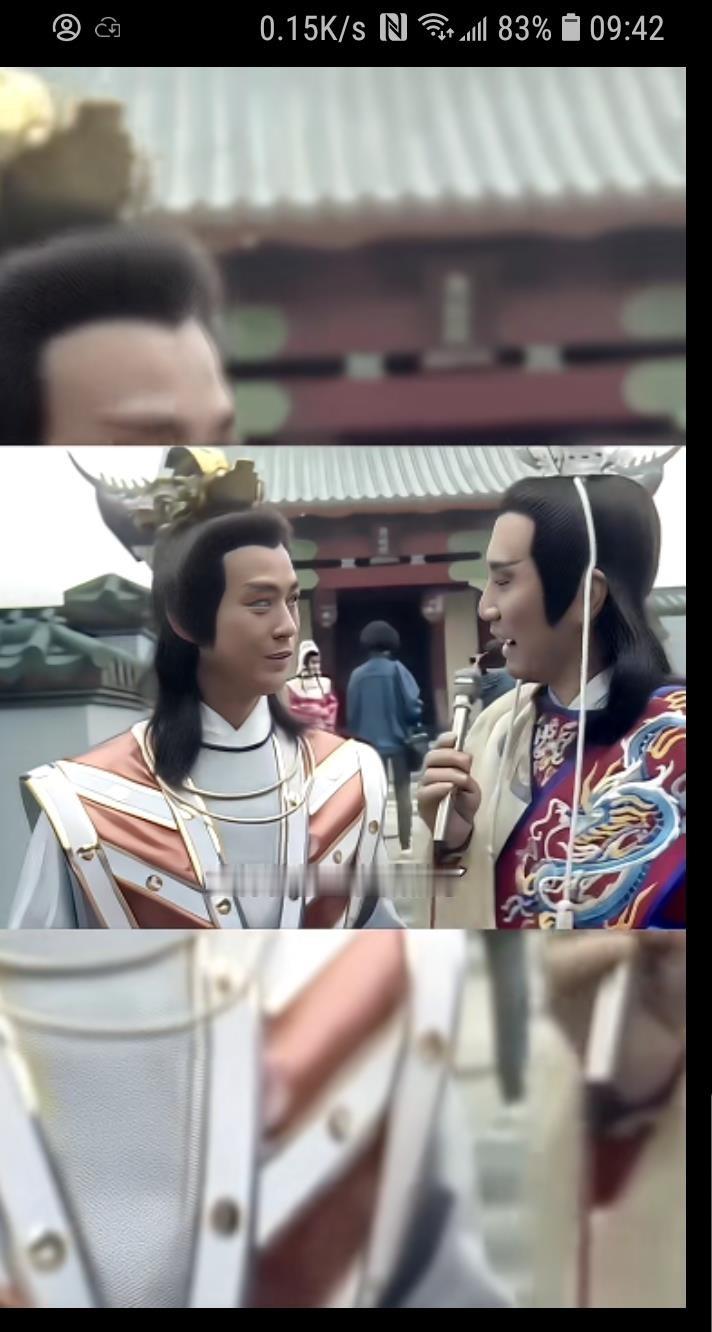 苗侨伟当着众人面说四哥在就别叫我三哥叫小三，这事背后藏的是港圈最真实的辈分规矩。2011年83版射雕重聚，秦沛刚喊完三哥，苗侨伟立马纠正，不是客套，是真心觉得在谢贤面前担不起这称呼。邓光荣在肥肥追思会上指着郑少秋喊秋仔，也是同样的逻辑——他们那代人讲的是入行先后和情义分量。谢贤1954年就拍电影，郑