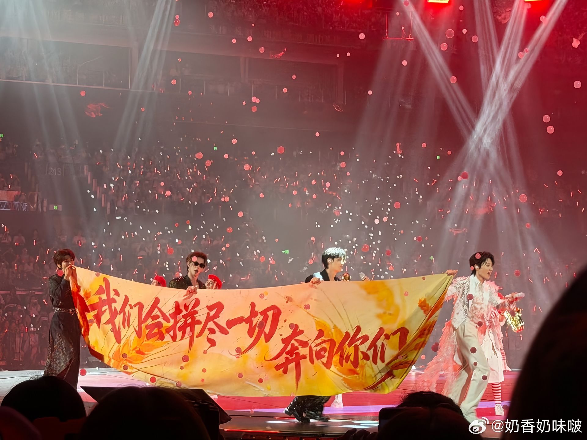 把初见的2022当作整场演出的主题， 回望当初在农田里埋头忙碌的日子...