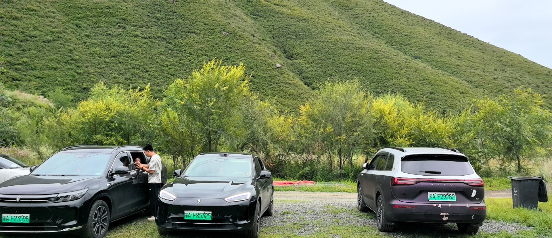 亲身实测，问界绝对是露营烧烤出行刚需座驾，分享真实用车感受。第一优势是空间，后备箱拓展后海量装载，全套露营装备无压力；第二核心亮点V2L外放电，告别笨重发电机，户外烧烤、电器供电一步到位；车载冰箱保鲜食材饮品，长途露营也能保证食材新鲜。高速智能辅助驾驶降低开车疲惫，户外驻车隔音、空调露营模式完善，休
