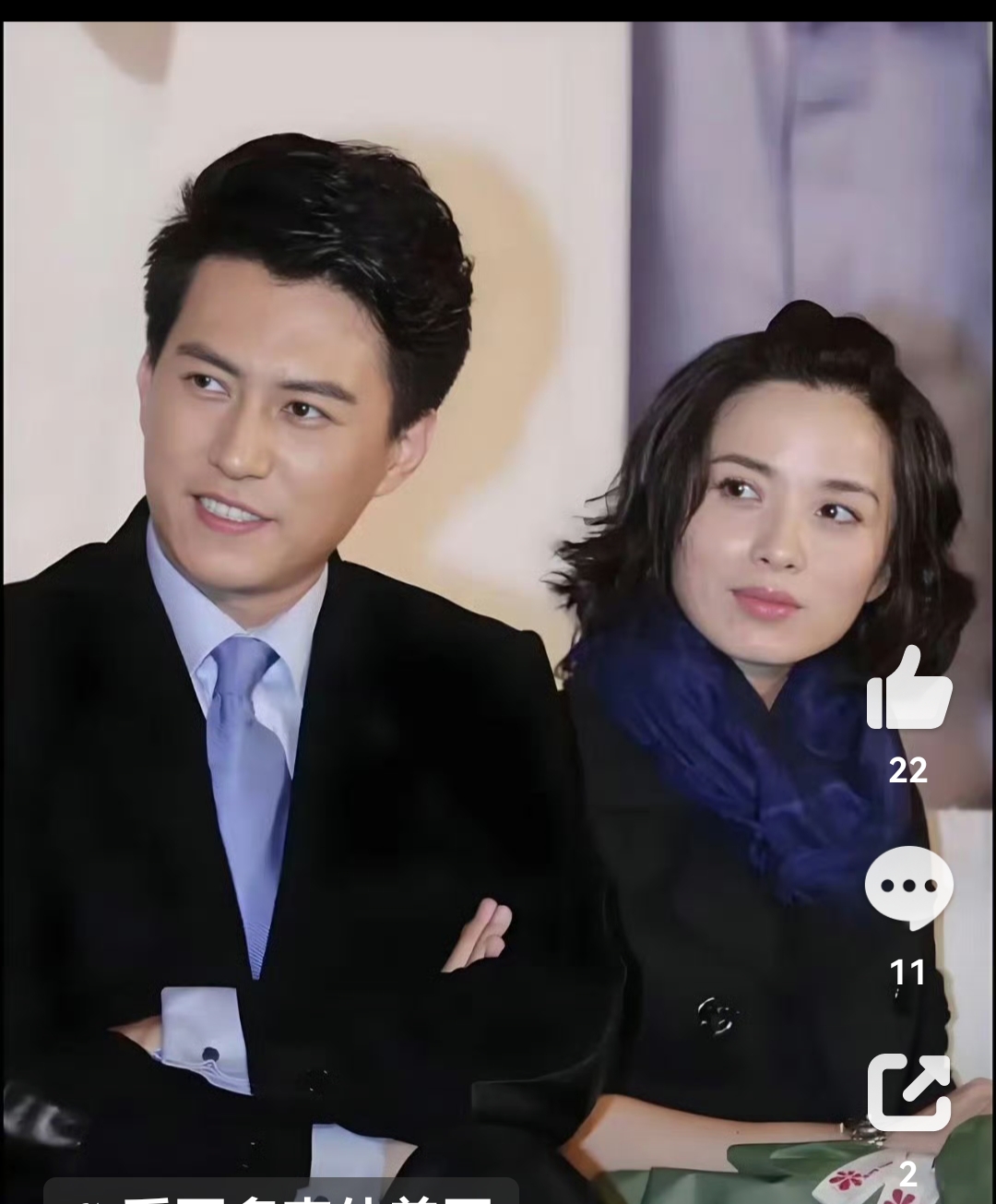 靳东和李佳这对夫妻，私下的相处状态真的比荧幕上的角色还让人羡慕。
之前有人拍到靳东收工之后，特意绕20多公里路去李佳常去的那家糖水铺，就为了陪她坐半小时吃一碗杨枝甘露，完全没架子。两人结婚快10年，从来没刻意炒过夫妻人设，连同框露面的次数一只手都数得过来。
之前李佳晒过家里的日常，靳东哪怕前一天拍戏