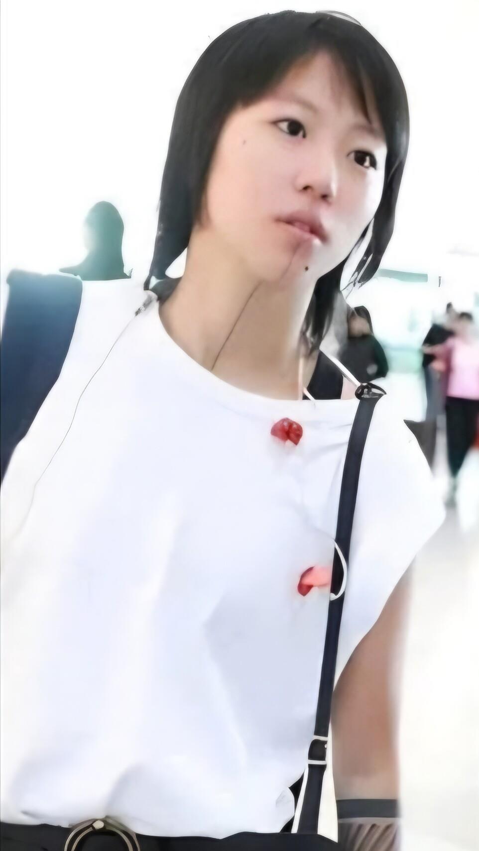 孩子大了，
做了一件让人感慨的事。
两个女孩，悄悄把分开多年的父母，拉到了云南同一张餐桌前，这顿饭，吃得真不容易。
57岁的王菲从北京飞过去，窦靖童比完赛连夜赶夜航，妹妹早就等在爸爸的新店里。没有谁刻意撮合，就是孩子们心疼父母，想让一家人安安静静吃顿饭。
有人猜是复婚信号，也有人觉得不过是亲人团聚。