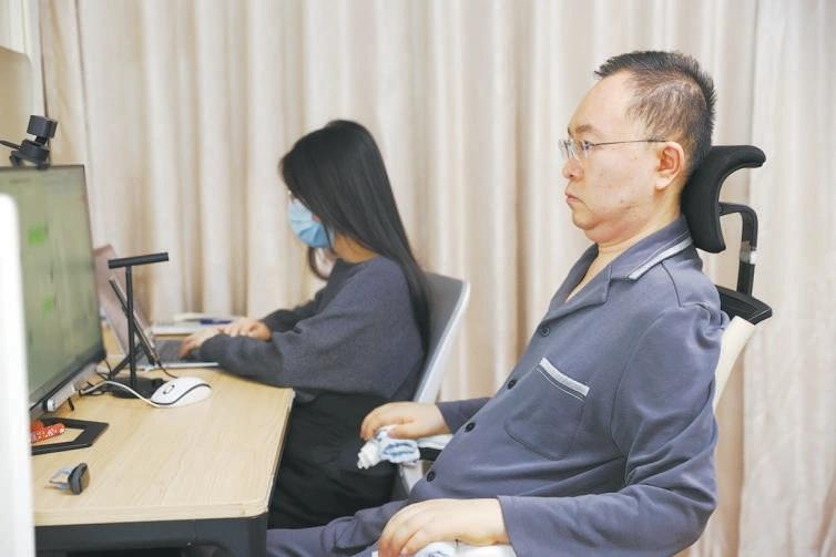 蔡磊和段睿同城分居，却把夫妻情活成了“双向赴险”。确诊渐冻症第7年，蔡磊全身只剩眼睛能动，靠眼控仪开会、读论文、推新药；妻子段睿放弃会计师事务所的工作，开“破冰驿站”直播间，每周播5天，不播就测品到凌晨两三点，赚的钱一分不留，全砸进渐冻症科研。

为了降低感染风险、也为了各自不掉链子，他们同城分居：