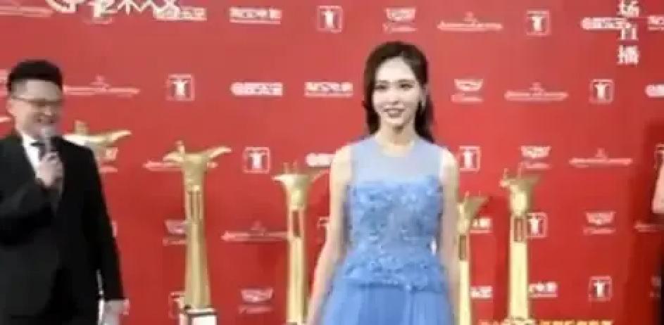 内娱红毯翻车名场面不少，但直接被品牌公关下场手撕“穿了假货”的，唐嫣大概是头一个。
时间退回到2015年的上海电影节红毯。
当时她穿了一身水蓝色的仙气抹胸长裙亮相，工作室随即发博认领，高调宣称这是Elie Saab当年春夏的最新高级订制。
粉丝还没来得及吹爆这套“神图”，眼睛毒辣的时尚博主就坐