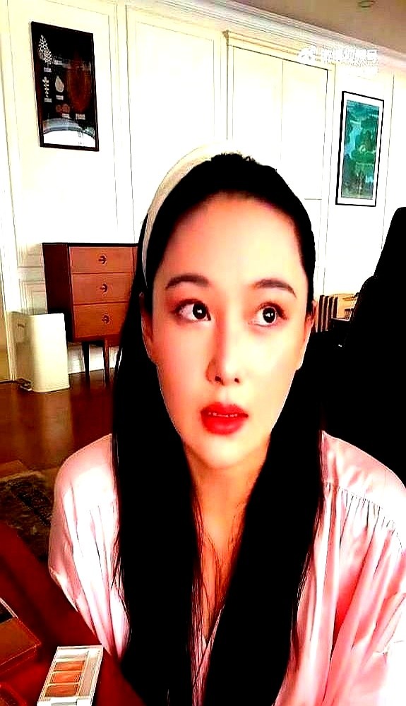 张馨予画了个雀斑妆站在旁边，何捷路过看了一眼直接问：你鼻夹怎么没摘？

当年在综艺里亲手剪她长发、吓得她不敢对视的严肃教官，现在私底下管她叫“小孩”。前阵子两人一起去看车被偶遇，何捷下意识侧身靠着她，松弛得就像周末普通小夫妻下楼遛弯。

等到张馨予舞台剧首演，何捷送花篮落款写着“我的爱人馨予”，寄语