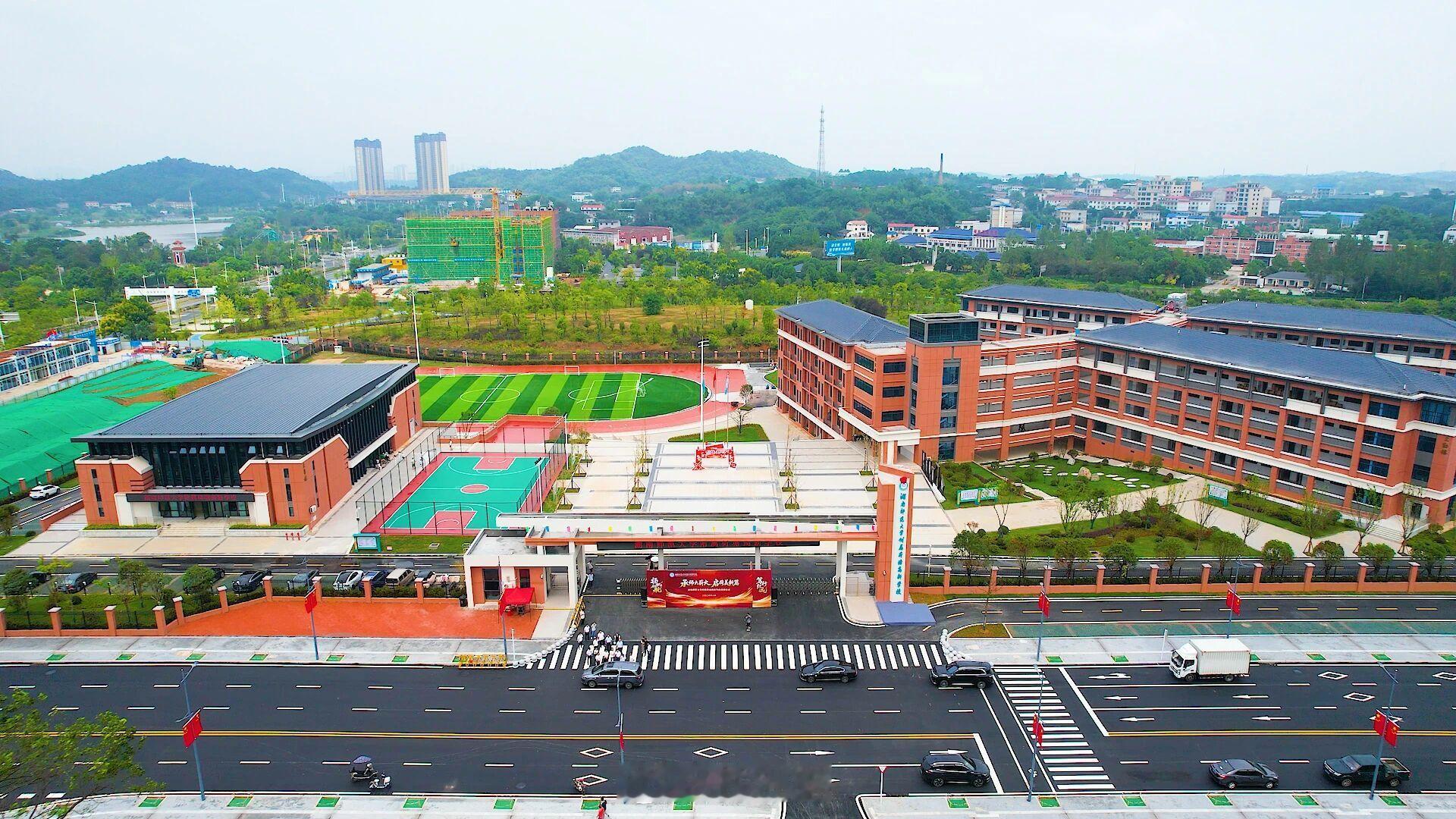 株洲教育8月30日，湖南师范大学附属荷塘高新学校正式揭牌启用。学校总占地面积53亩，建筑面积2万平方米,一期规划18个标准化教学班。 ​​​
