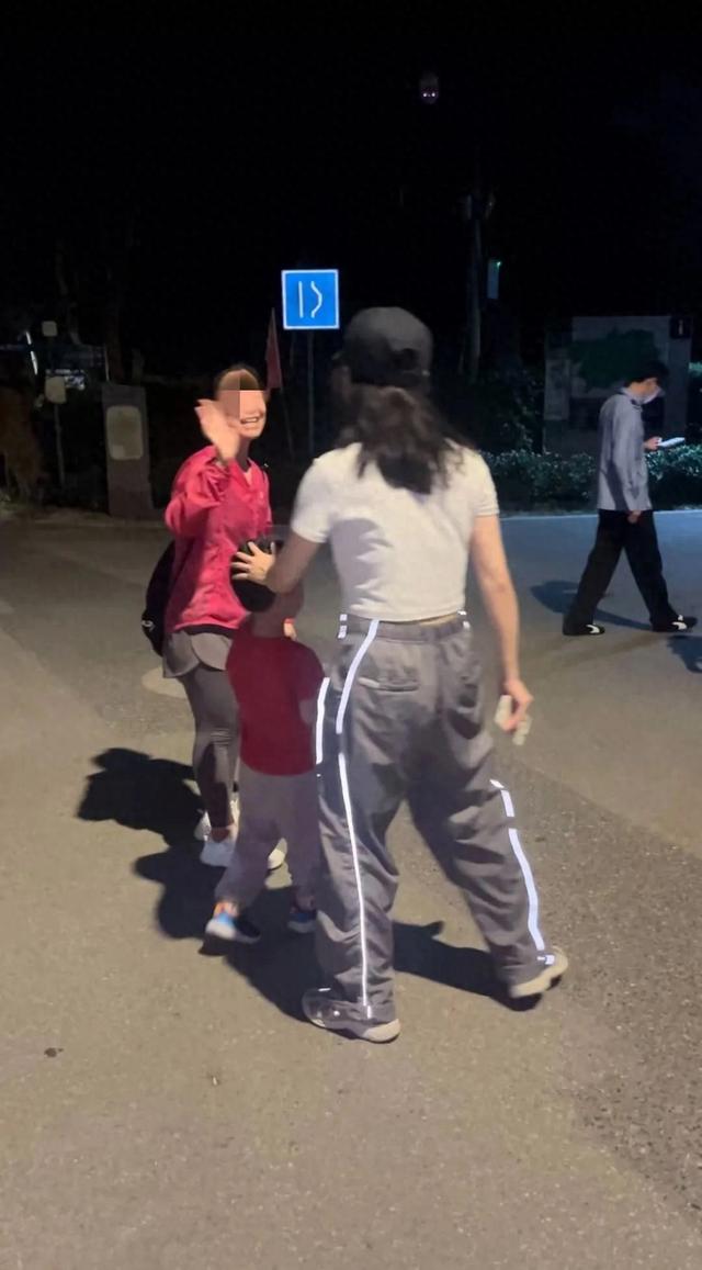 5岁娃被“寄存”凉亭，妈妈爬山迷路失联3小时，热心人接力守护助