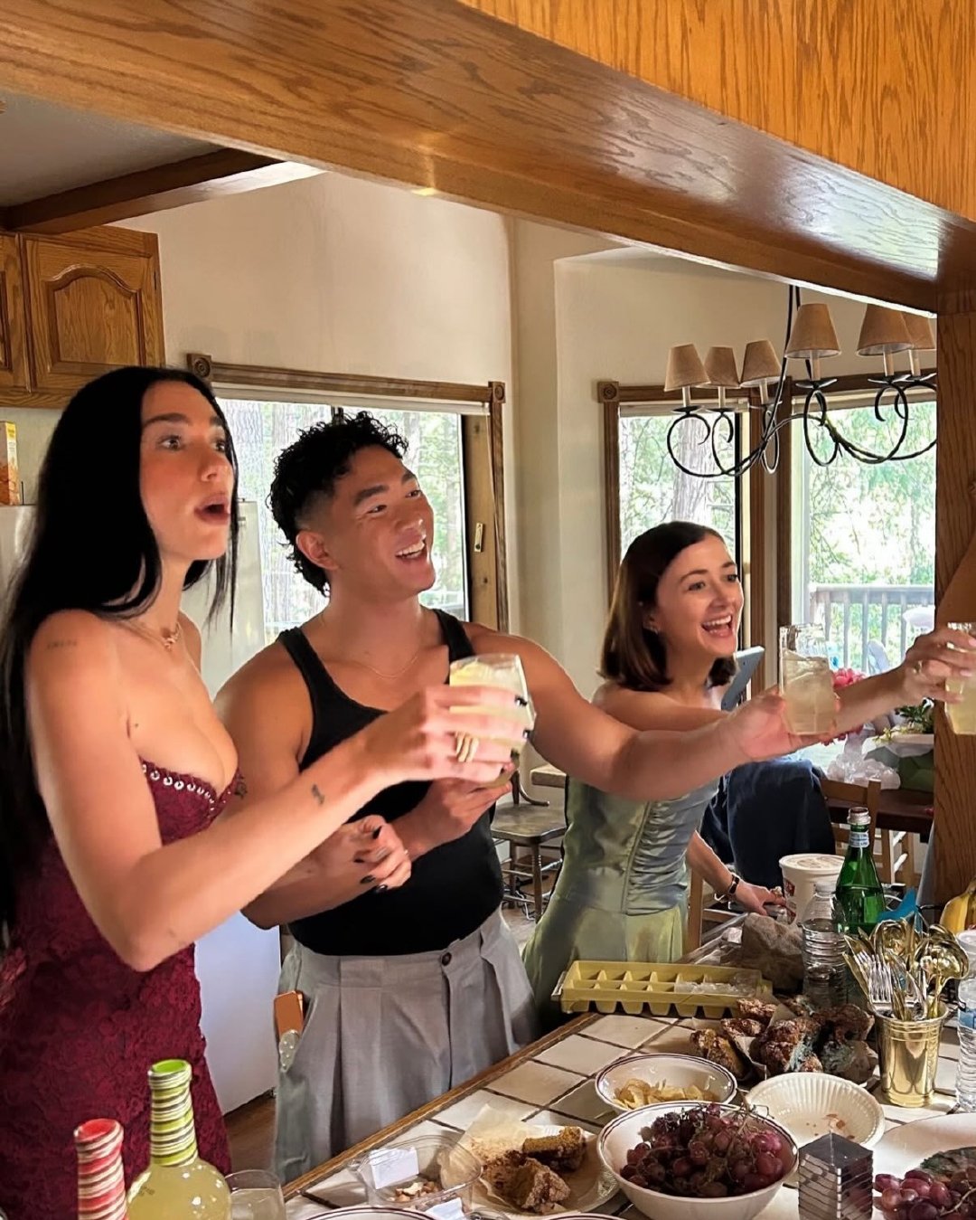 #DuaLipa[超话]#  Ella 婚礼伴娘挡酒岗​