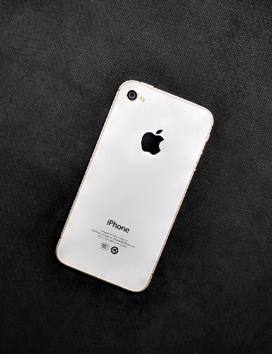 聊一个经典话题，论划时代贡献，iPhone4、iPhone6、iPhoneX，到底谁历史地位最高？

iPhone4双面玻璃+视网膜屏，当年直接重新定义智能手机。iPhone6开启大屏，销量直接爆火，成一代街机。iPhoneX十周年之作，干掉Home键，全面屏引领整个行业。

评论区已经吵翻，有人说