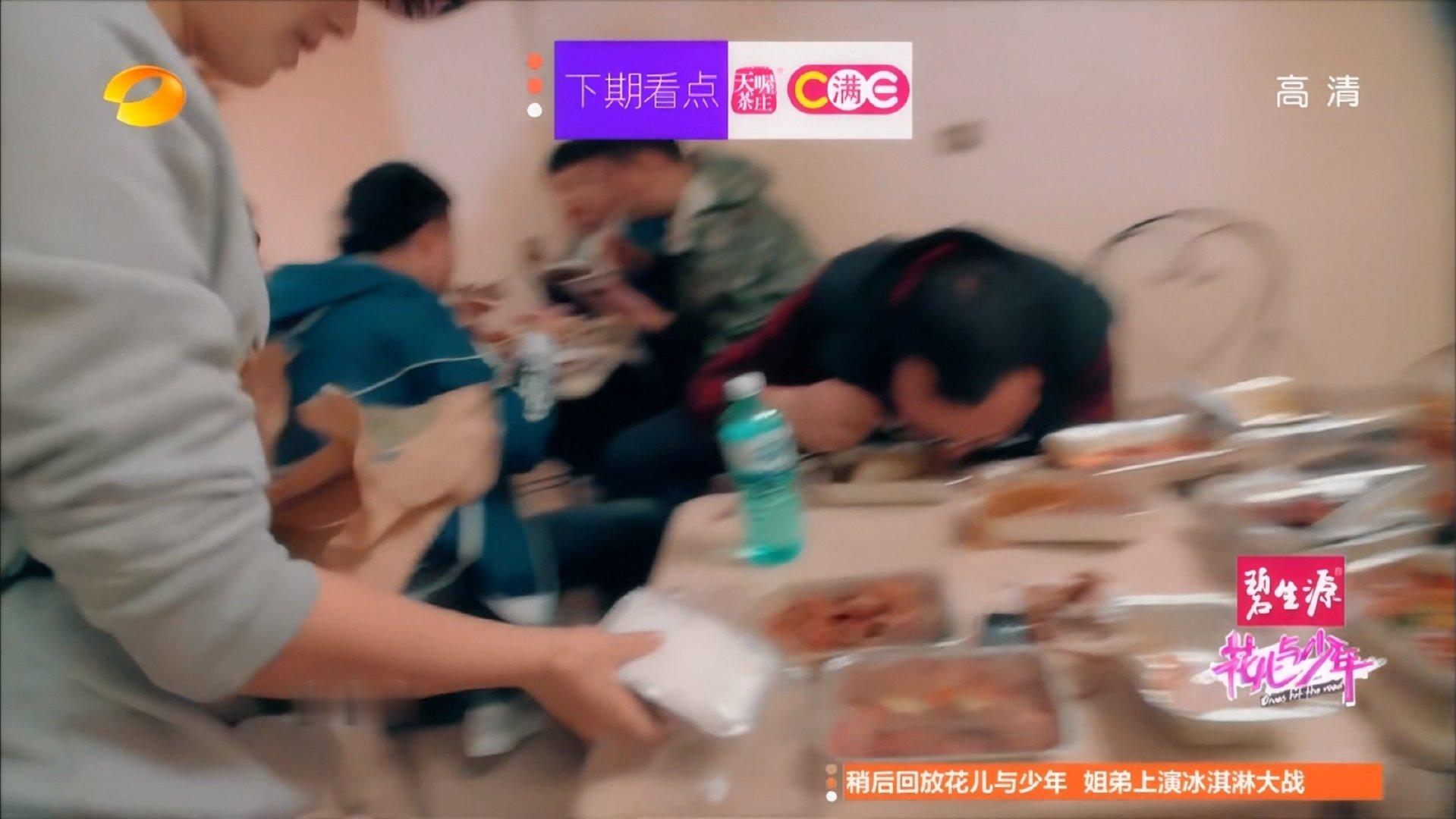 回过去看，是刘涛先拿了一盒白米饭～
七个人一盒白米饭配榨菜哈哈哈哈哈～ ​
