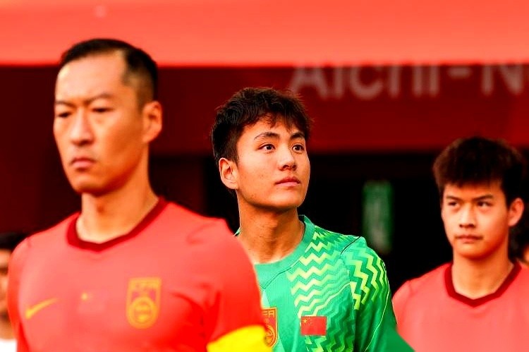 国足U23在亚运会上击败乌兹别克斯坦，拿到了时隔28年的铜牌。
就在昨天，成年男足刚刚以0:5大比分负于巴勒斯坦。
赛后连给了差不多5分钟镜头的央视，接下来还要看这支队伍能不能继续赢下去。
你说这事魔幻不魔幻？一边是老大哥在场上被人踢得毫无还手之力，输得灰头土脸；另一边，这帮年轻的小伙子硬是咬着牙，