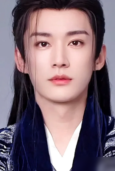陈晓早年演戏，真敢把眼睛当武器使。
你看《陆贞传奇》里高湛看陆贞，第一眼是克制，第二眼是试探，第三眼才敢把光放出来。那眼神不是演的，是活的。一个痴情帝王，愣是让他演出了少年人藏不住的心动。
再看《神雕侠侣》杨过摘面具那场。多少男演员栽在这，要么油，要么木。他倒好，眼睛一抬，桀骜里有深情，潇洒里带