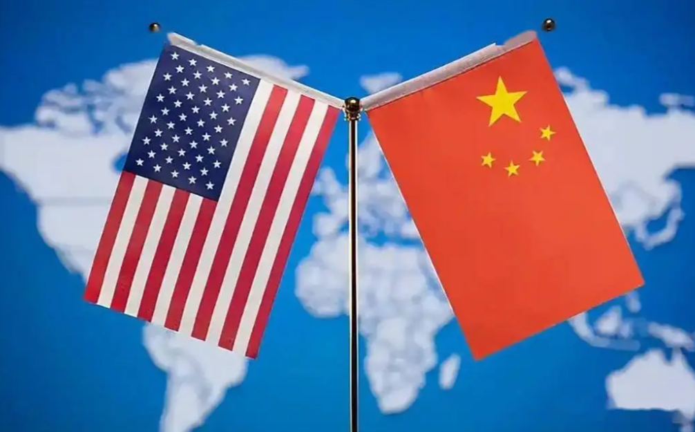 美国财长贝森特又开始阴阳中国了，贝森特表示：“自美国恢复实施封锁以来，尚无任何一船伊朗原油经霍尔木兹海峡运往中国。大量原油积压在被困于海峡水域的油轮之上，（伊朗）石油库存周转受阻。伊朗的出口生命线正遭到切断：原油海上滞留、仓储容量有限、出口收入急剧下滑。”

简单说几点自己的看法，首先呢，美国对于伊