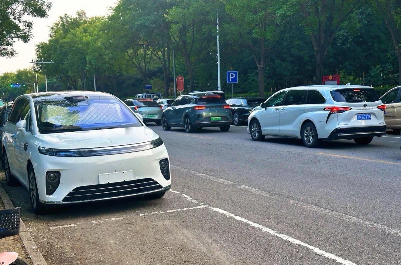 享界V8和丰田赛那 ​