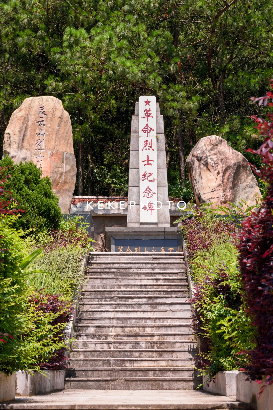 遇见烈士陵园都会进去看看，表达敬意和缅怀