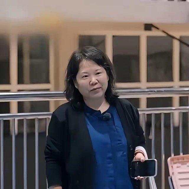 原来张家齐是不想上综艺的，节目组转头找她爸妈，高酬劳一摆她父母先了松口。
​她本人明明说了不去，经纪人也把话带到了，可节目组不死心，觉得这拒绝反倒有戏。
干脆绕开她，直接找她父母聊。
父母一开始也拿不准，可节目组甩出一个高价，数字一出来，老人那边就松动了。
接下来就是爸妈和经纪人一块 ​
