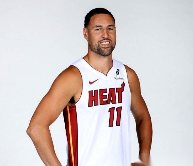这份刚出炉的NBA下赛季薪资单，把两个36岁老将的真实处境剥得干干净净。克莱·汤普森，560万美元；保罗·乔治，5413万美元。同样的年纪，同样的合同选项，两人的工资硬生生差出了接近十倍。
别急着喊克莱可怜，这560万，是他硬生生从自己兜里掏出钞票“买”来的。
他在独行侠明明还剩一年1750万的合同