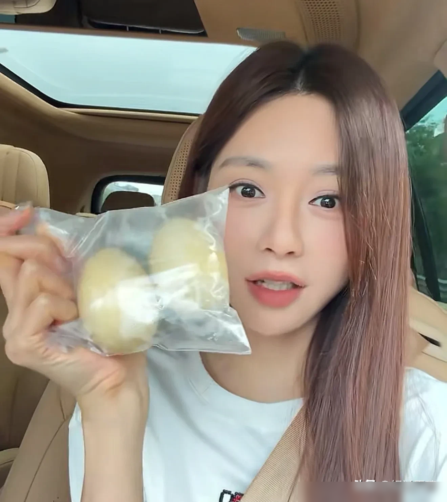 杜海涛车里那堆鹅蛋和十全大补茶，直接给沈梦辰送上了热搜。

七夕当天，有人拍到杜海涛开车接沈梦辰，后座明晃晃放着鹅蛋、红枣、还有一壶补茶，全是杜海涛他妈准备的。结婚四年，肚子一直没动静，这配置一露，网友全在问：是不是有了？

可再翻翻俩人之前的表态，画风挺拧巴。沈梦辰说过婴儿床不是人生标配，要先搞事