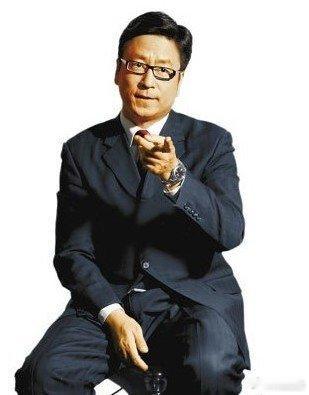 #皮皮时光机# #自动转发# 当世上所有人都把欲望当理想，把世故当成熟，把麻木当深沉，把怯懦当稳健，把油滑当智慧，那只能说这个社会的底线已被击穿，所以你们没有资格说我的勇敢是莽撞，执着是偏激，求真是无知，激情是幼稚。当那些兜售社会经验的流氓朝我的梦想投来轻蔑一笑的时候，我会毫不犹豫的还 ​