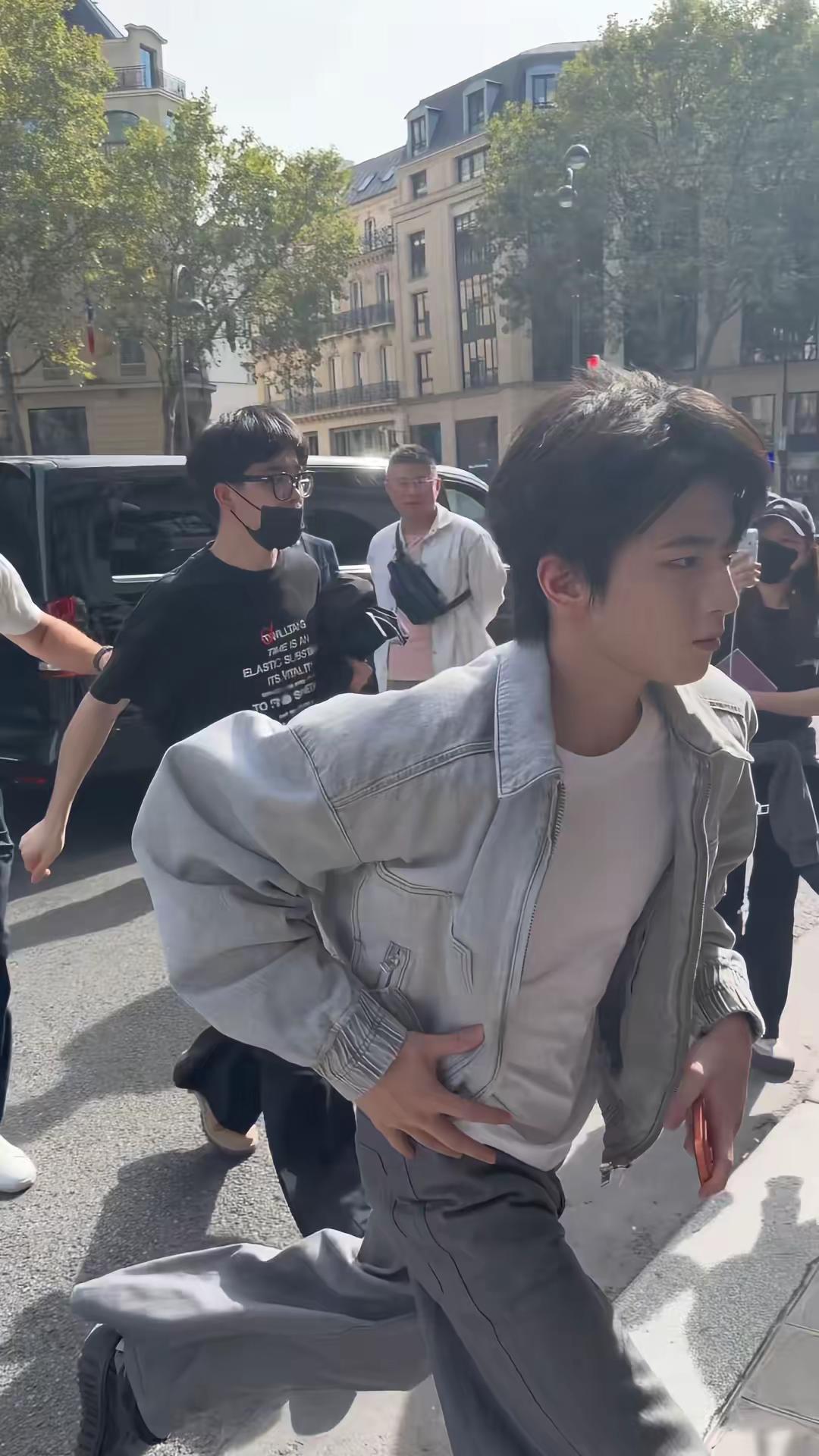 丞丞换衣服了