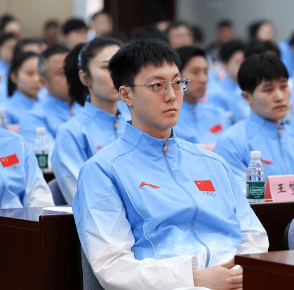 胡明轩谈到担任中国男篮队长的时候表示：

“非常感谢对我的认可。”

“这意味着一份责任。”

“对我来说。”

“就是努力去帮助球队。”

“在亚运会上取得好成绩。”

“我们的目标不会变。”

“就是去拿到金牌。”

“我们会为此而努力。”

“不会让大家失望的。”