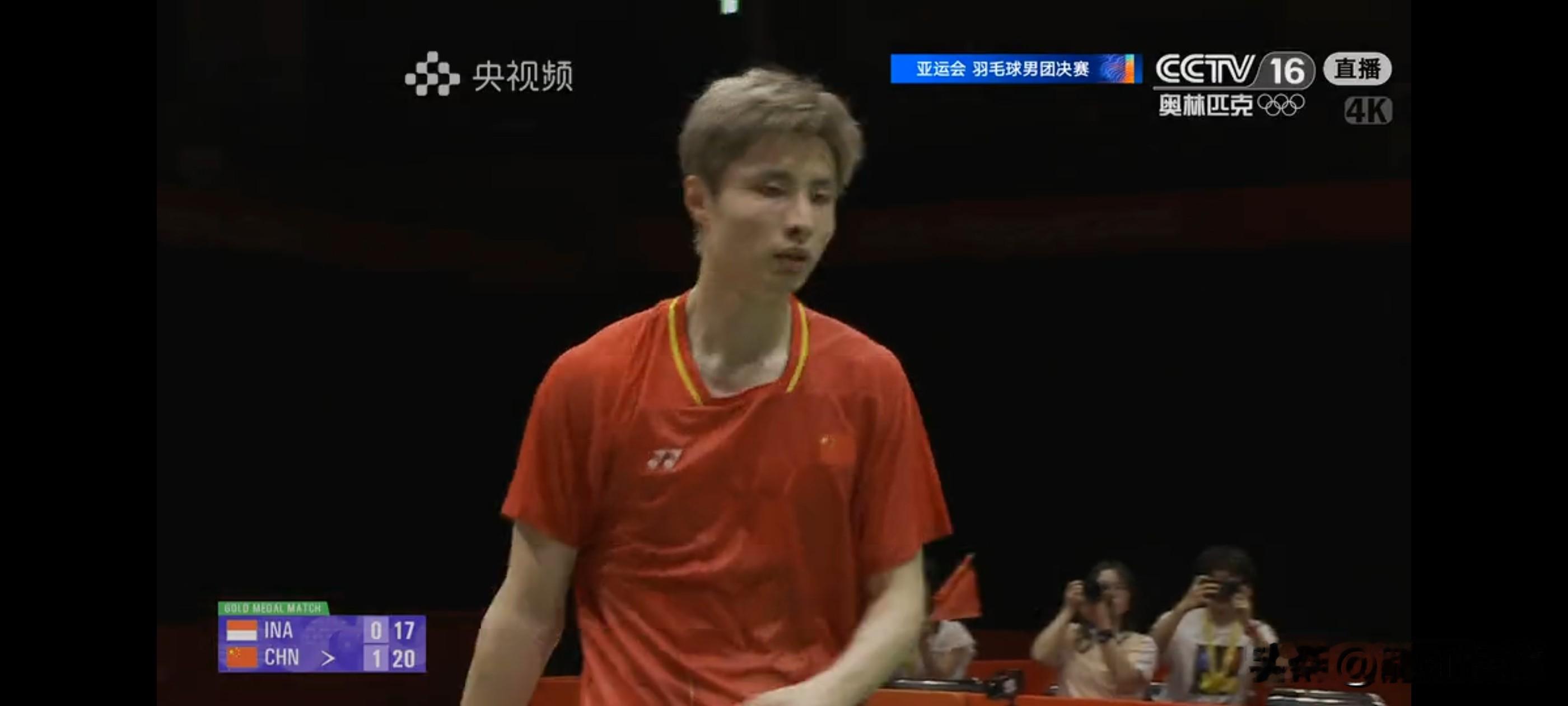 亚运会羽毛球男团决赛，石宇奇率先登场，2:0拿下印尼对手，为国羽男团打响决赛第一枪！不愧是国羽男团的灵魂人物。
 
从比分就能看出这一局的胶着，首局一路缠斗到20:18，对手紧咬不放，不断寻找反击机会。石宇奇沉着冷静，进攻犀利，防守韧性十足，在关键分上稳住心态，没有给对手翻盘的机会，干净利落拿下这一