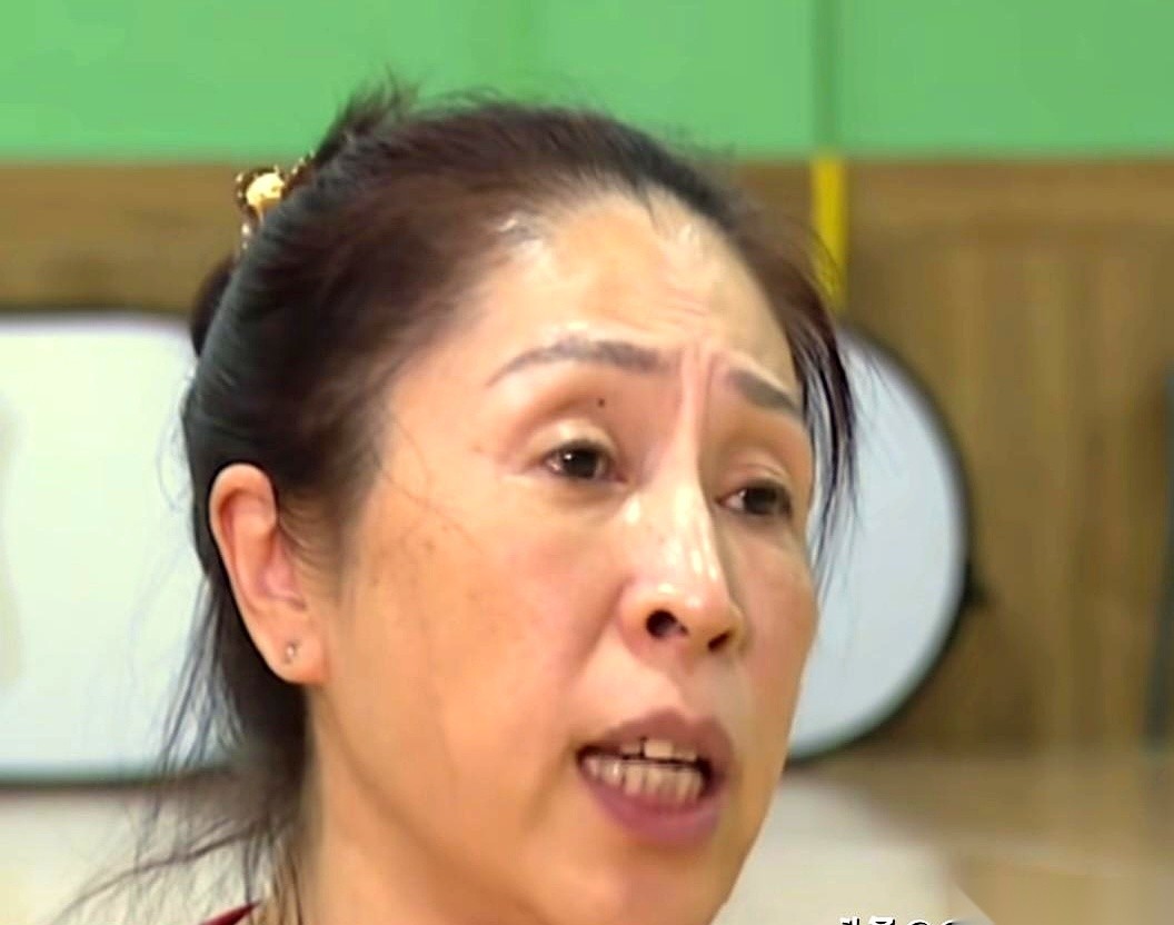 李月汝无缘柏林世界杯的消息刚一落地，前中国女篮主帅郑薇就站出来发声了。没有长篇大论的官方说辞，开局直接定调护犊子：“这不是她的错，只是一个意外！”
女篮内线少了一座铁塔，损失是肉眼可见的实打实。但郑薇的这番话，句句都透着对昔日爱将的心疼。
在那些带队摸爬滚打的日子里，郑薇太清楚李月汝是个什么性格的球