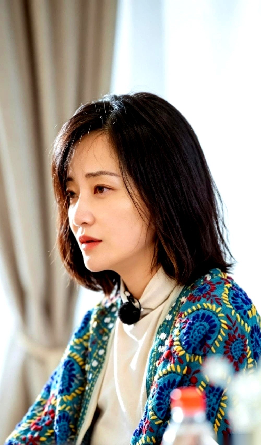郭柯宇在《再见爱人》里，从头到尾都没有给过章贺一次正面回答。
她在鲁豫的访谈里也是一样的做派，只对自己愿意搭理的细节展现出极度的真诚。
沈专家点出的那套自洽逻辑体系，意味着男方哪怕再熬上10年，也等不到这堵墙后头的人主动迈出1步。
两个人过日子最让人窒息的，从来不是指着鼻子大吵大闹，而是你把心掏出来