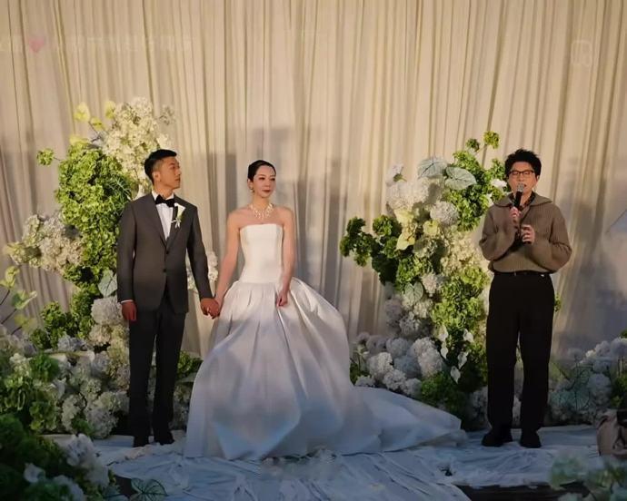 私下畅聊百无禁忌，婚礼舞台却讲究分寸。
毛不易的这段发言，氛围感完全跑偏，多少有些喧宾夺主。换做普通场合还好，放在新人最重要的婚礼上，难免让人心生尴尬。