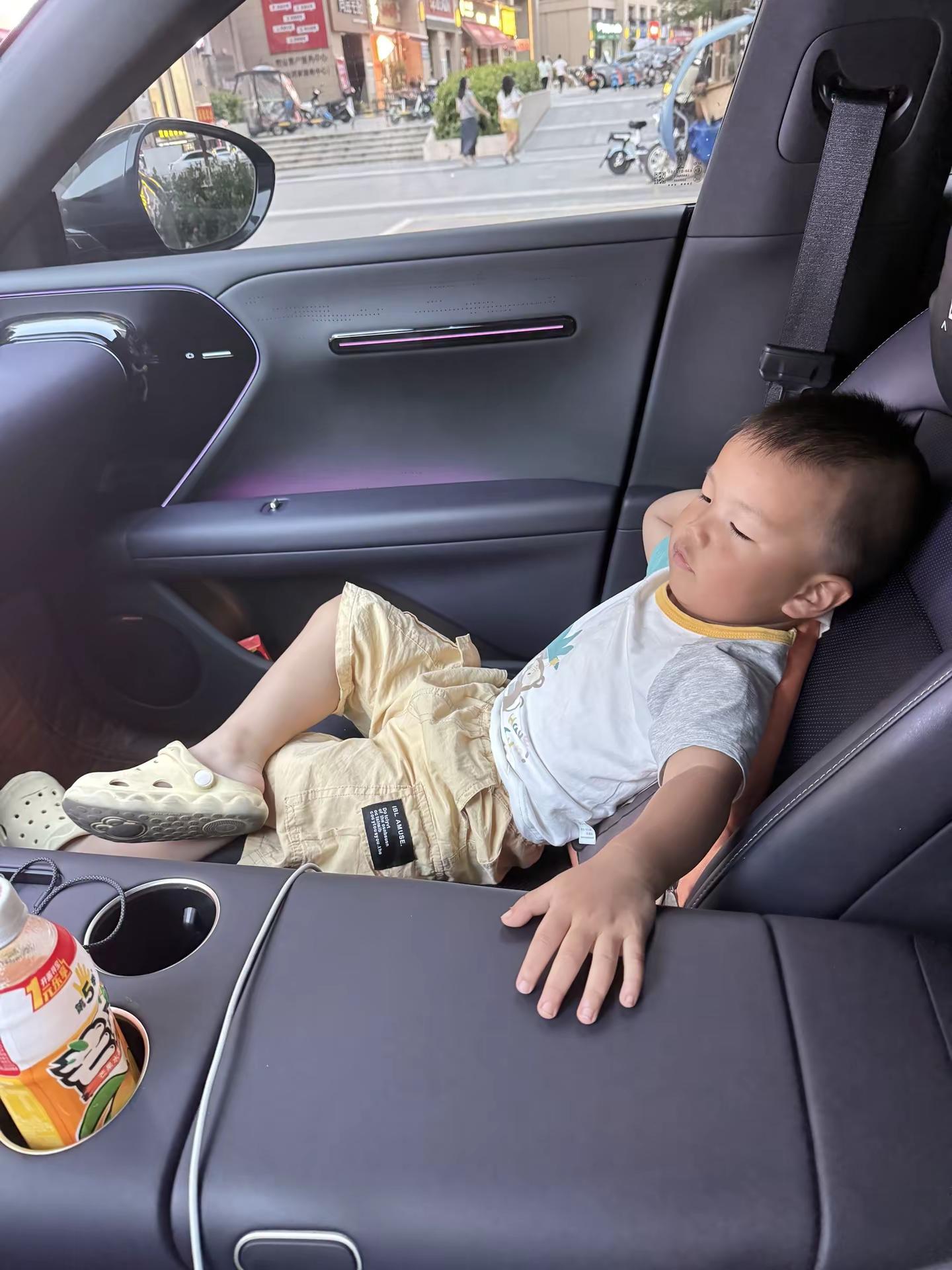 介绍一下，这是我的老板，我天天为他24小时全天候服务！人类幼崽 07乾崑智驾 阿维塔