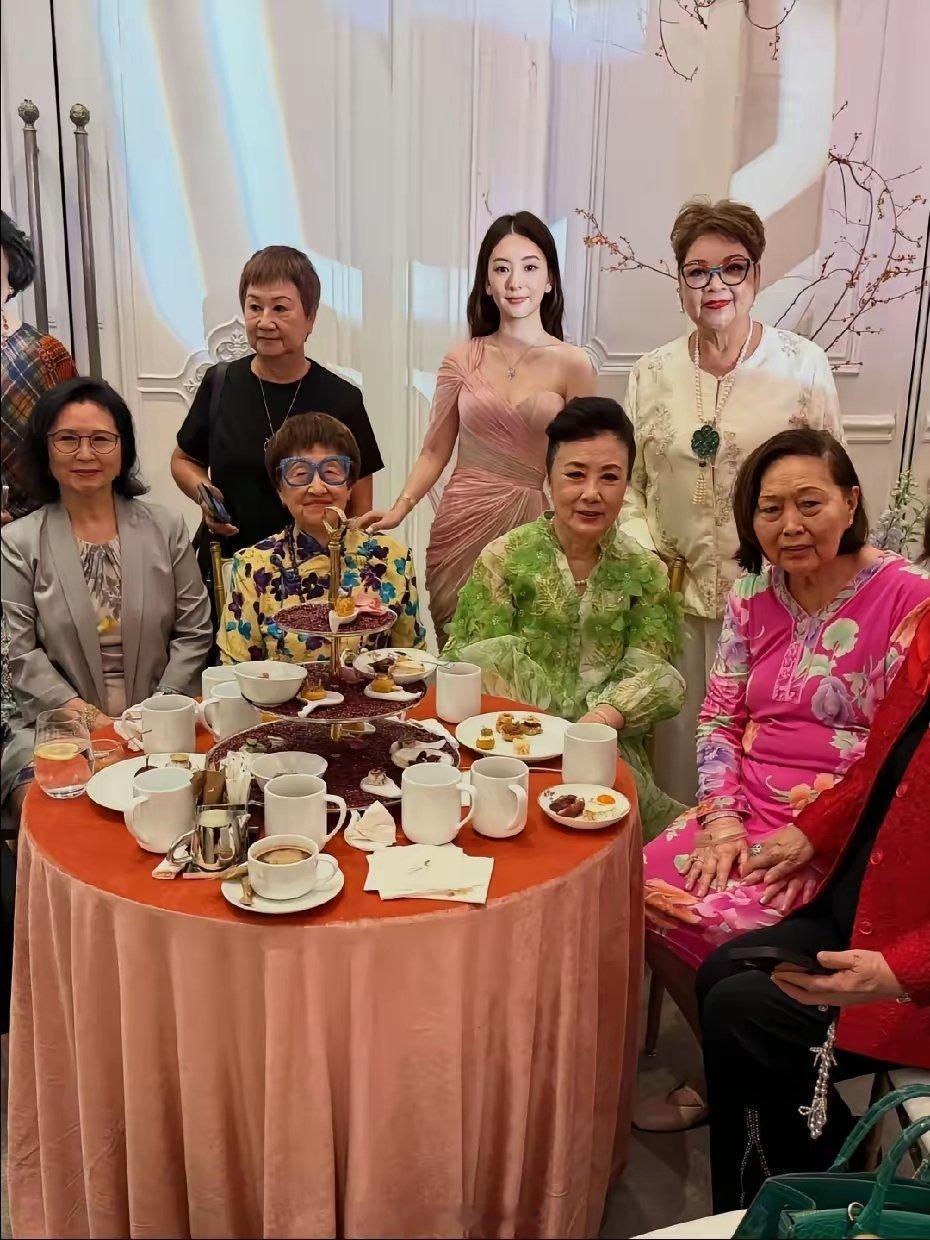 #方媛参加了奚梦瑶何猷婚礼答谢宴##何猷君奚梦瑶婚礼答谢宴上的方媛#方媛可以参加奚梦瑶在澳门的答谢宴，真的挺让人意外的，毕竟方媛在香港的豪门圈子也不怎么走动，郭富城好像跟赌王家族也没有什么交集。何猷君奚梦瑶的婚礼上，汪明荃身边聚集了很多明星，大家一起合影，站在汪明荃身后的人，竟然有郭 ​