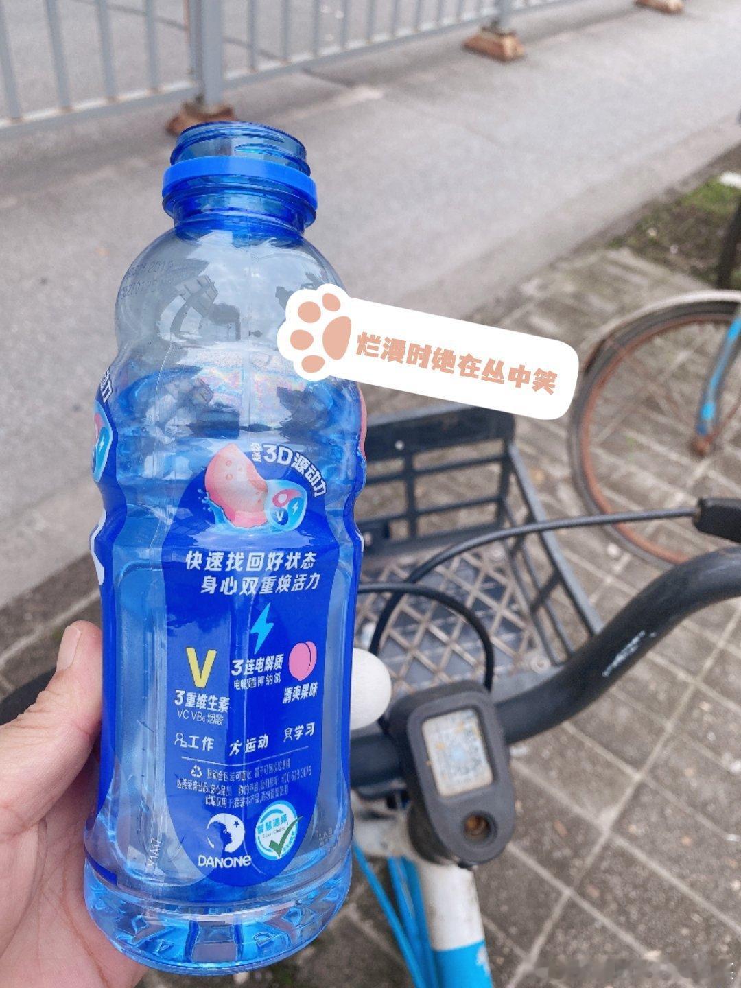 🍃入夏之后城市里的运动热度肉眼可见地飙上来，夜跑团沿着滨江绿道刷出整...