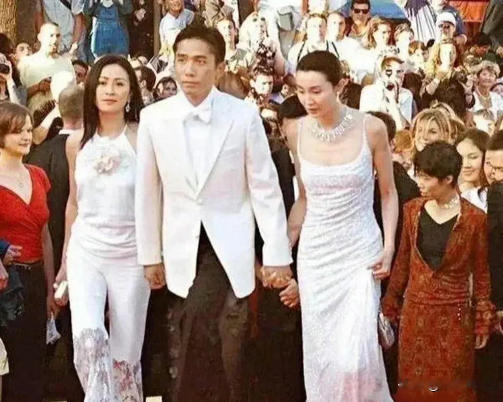 梁朝伟的挚爱是张曼玉为什么选择刘嘉玲结婚呢？

一次节目中主持人问梁朝伟：“你为什么没有跟张曼玉在一起，而是跟刘嘉玲结婚呢？”

当梁朝伟说出答复，顿时一片哗然 ：

“缘分没到吧 ，我何尝不想 ？”

梁朝伟与张曼玉相识于电视剧《新扎师兄》，而此时，刘嘉玲也出演了这部电视剧。

甚至在拍摄时，刘嘉