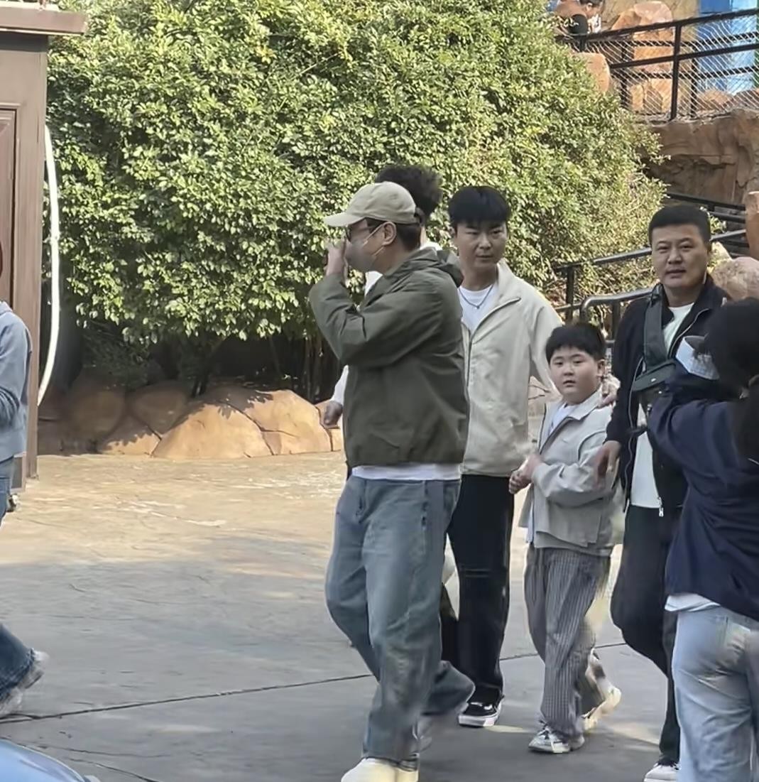 沈腾国庆带儿子现身北京欢乐谷被偶遇，父子俩一起坐大摆锤的画面直接冲上了热搜。当天沈腾穿得跟普通游客没两样，棒球帽一扣休闲装一套，身边也没见什么助理保姆跟着，被路人认出来就笑着点头回应。最出圈的是他陪儿子坐大摆锤时那个表情，眉头紧皱手攥着安全杆，紧张感隔着屏幕都能感觉到，网友调侃说这不就是我坐过山车的