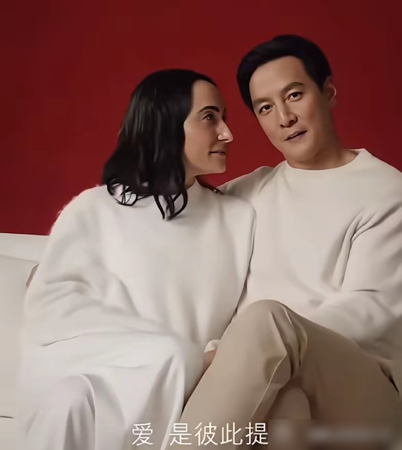 51岁的吴彦祖晒了张和老婆的素颜工作照，评论区直接炸了。47岁的Lisa S.发际线后移，皮肤粗糙，脸部线条硬得跟刀刻似的，有人问这到底是嫂子还是兄弟。更损的是说撞脸动力火车，还有人翻出他俩23年前合作的样子对比，当年可是混血甜心。网友分两拨吵，一拨感叹外国女人断崖式衰老，一拨说敢这么发才是真夫妻。