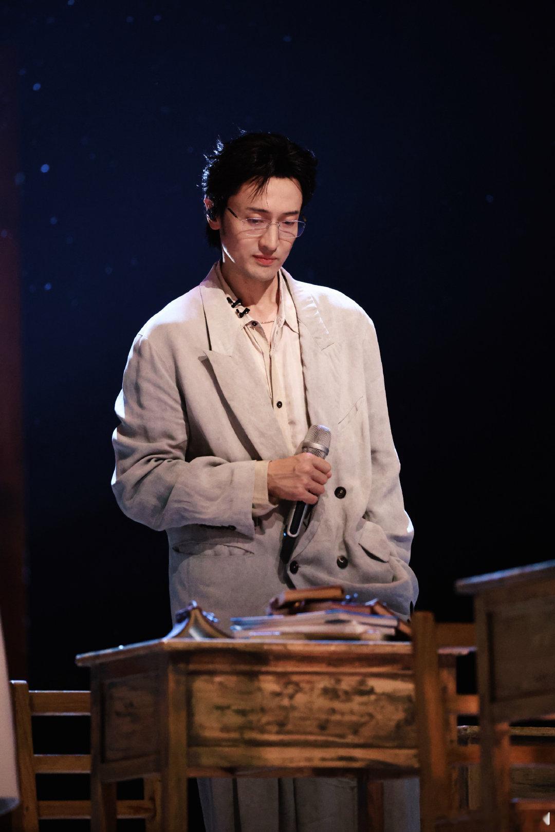 #王传君833火力值第一##王传君曹骏阿云嘎张彬彬队长秀#看直播没滤镜才晓得这四个人声线叠一起多舒服，王传君那几句一出来，鸡皮疙瘩直接站起来了。833不是刷出来的热度，是观众当场给的真心#披荆斩棘直播# ​