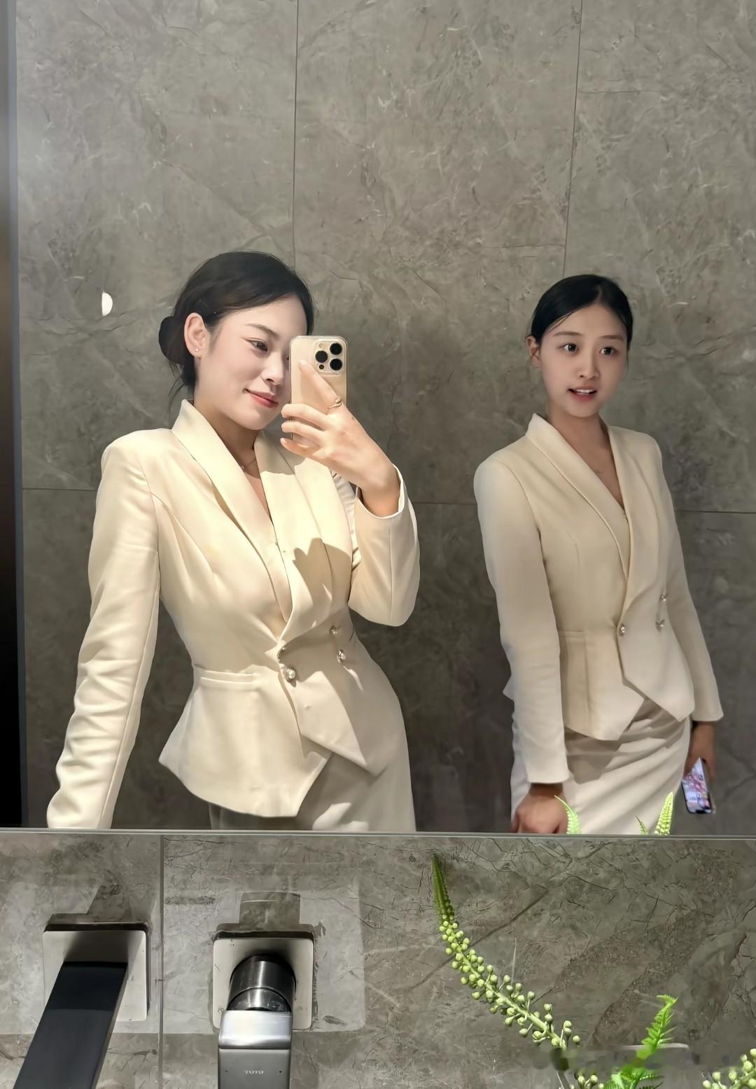 两位美女穿米色西装自拍。今天看到两位美女穿米色西装自拍，那画面简直美炸...