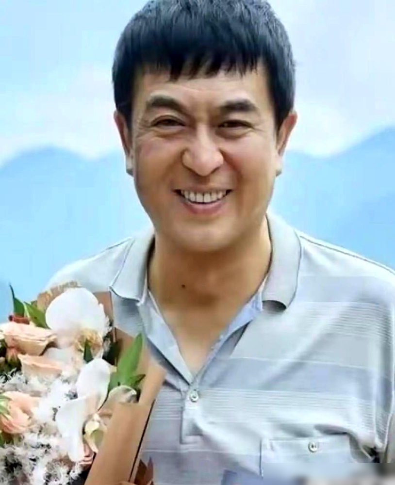 张嘉译在片场被秦海璐一个眼神压得发毛。
他自己都认了，合作这么多女星，最犯怵的就是秦海璐。跟闫妮、宋佳、邬君梅搭戏都轻松，唯独到她跟前，气先短半截。
秦海璐是戏曲武旦出身，眼神带刀。《白鹿原》里一个眼神过来，张嘉译差点接不住，戏称白家差点婆娘当家。当年她刚生完孩子，就被他拉进组。
今年《主角》