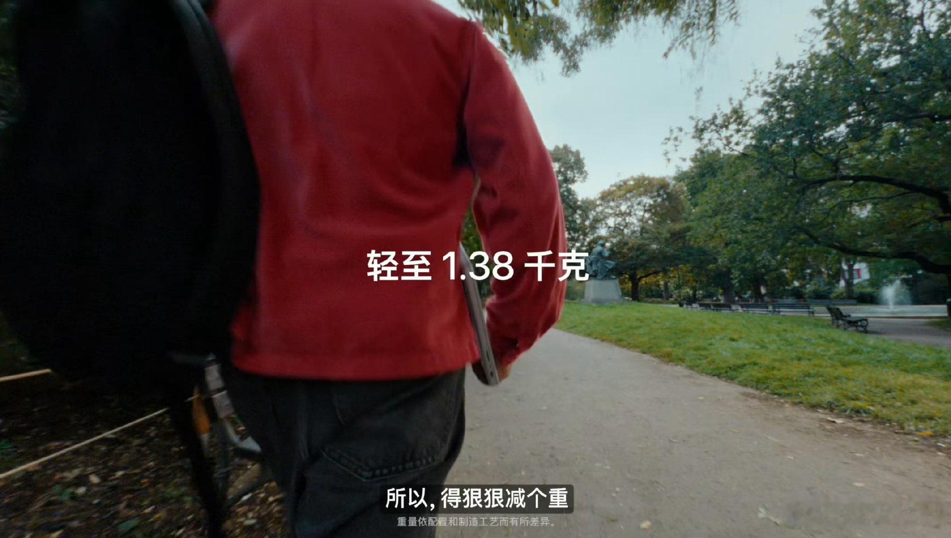 #MacBook直接上手才算Pro#终于有理由给MacBook Pro屏幕贴膜了，我觉得触屏这个功能需求可能比较小众，但有就比没有强，刘海屏换灵动岛是真不错，而且重量也轻了很多，心动了[捂嘴哭] ​