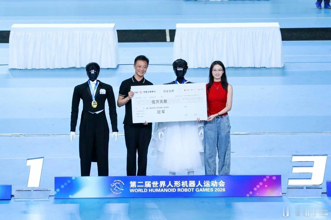 8月26日，第二届世界人形机器人运动会在北京“冰丝带”落幕，首次参赛的上海智元以18金16银12铜横扫领奖台，登顶金牌榜和奖牌榜双第一。 一、双榜第一的含金量- 奖牌数据：智元以18金16银12铜共4