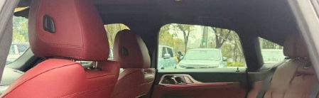 24年上牌实表2万公里准新车，过保前哪些选装要先试一遍？
24上牌、实表两万、一手原版S级，选装堆得满。我不是技师，但怕过保后空悬气泵、电吸模块、HUD投影这些“看不见的地方”出问题，就做了个自查。
早上冷车先开电吸门三次，听有没有二次吸合；HUD看重影和亮度衰减；冰箱测温，关门十分钟摸内壁凉 ​