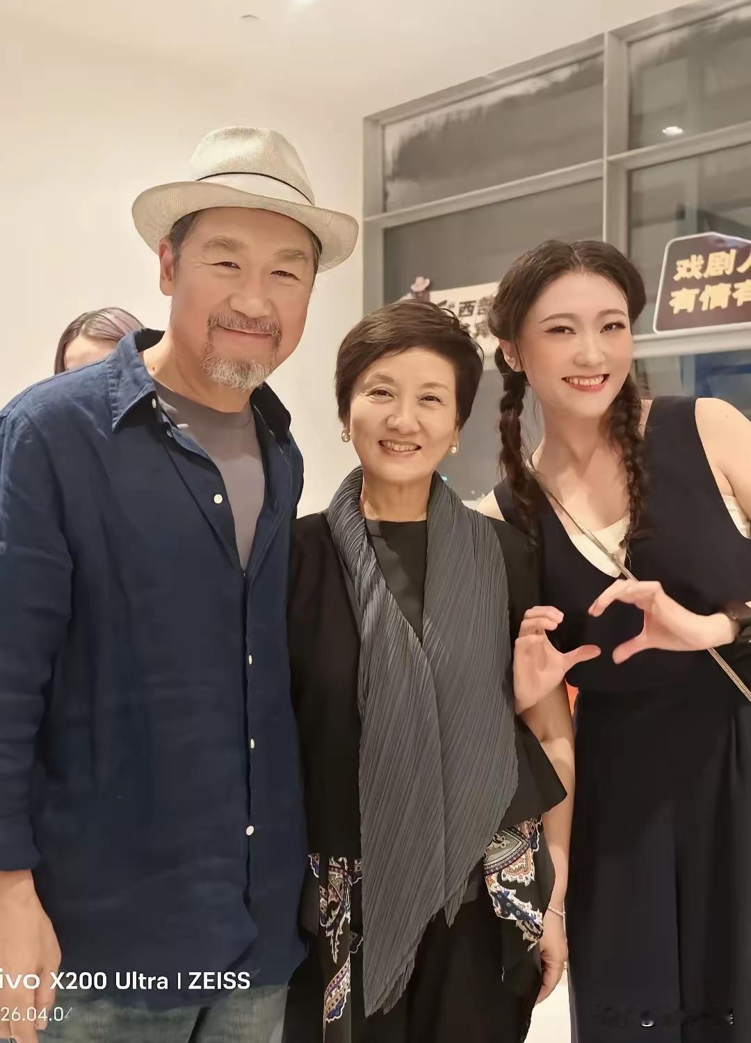 68岁张国立被曝片酬2500万，网友算了一笔账：他一天赚的，普通人得干20年

前两天刷到一个旧新闻。

张国立拍《小舍得》时，被曝片酬2500万。虽然片方后来辟谣了，但有业内人士算了笔账：像他这个级别的演员，一集电视剧报价80-100万是常态。

评论区有人算了一笔账：普通人一个月赚8000块，一