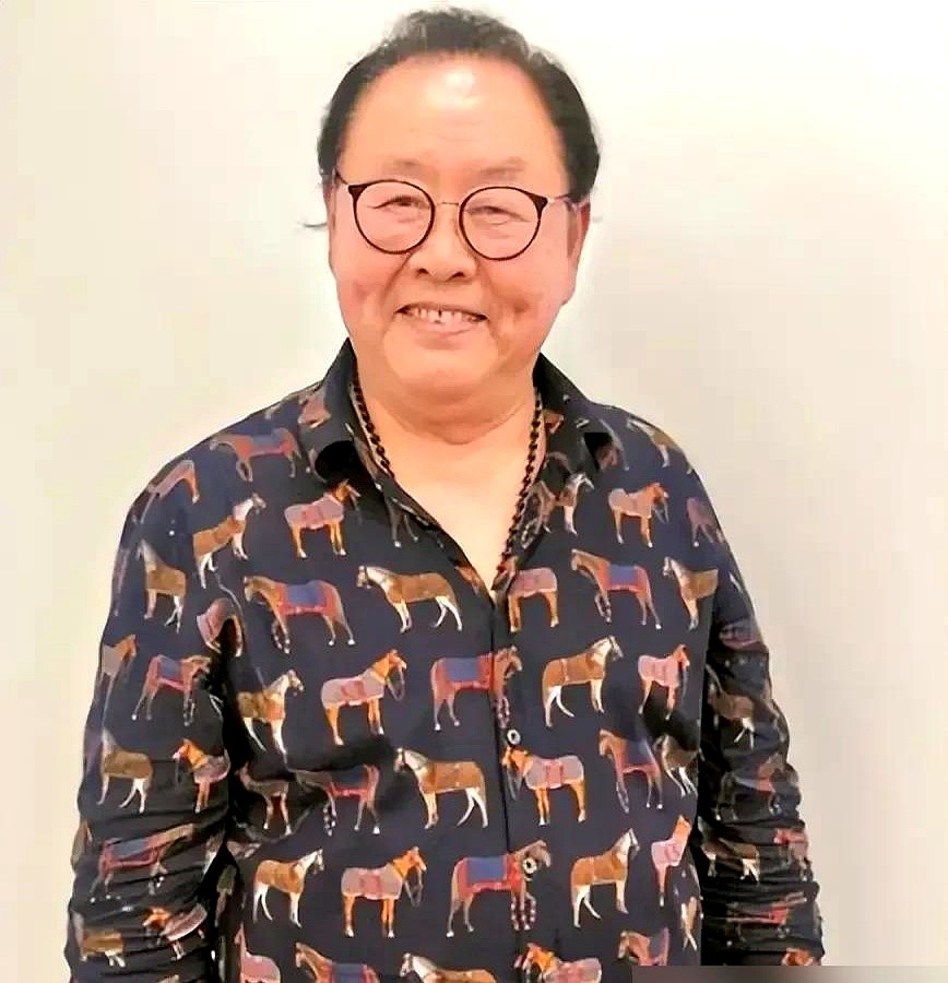 六小龄童火里水里拍25集，一集才70块。王伯昭只露脸3集，直接拿走1500块。

要知道当时剧组一顿饭才5毛钱。王伯昭嫌小白龙戏少，故意张口要天价想吓退剧组，谁知杨洁导演真答应了。六小龄童天天粘毛摔打，拼死拼活的收入远不如人家客串。

凭什么？就凭王伯昭那张脸没第二个人能替。

如今六小龄童还在吃孙