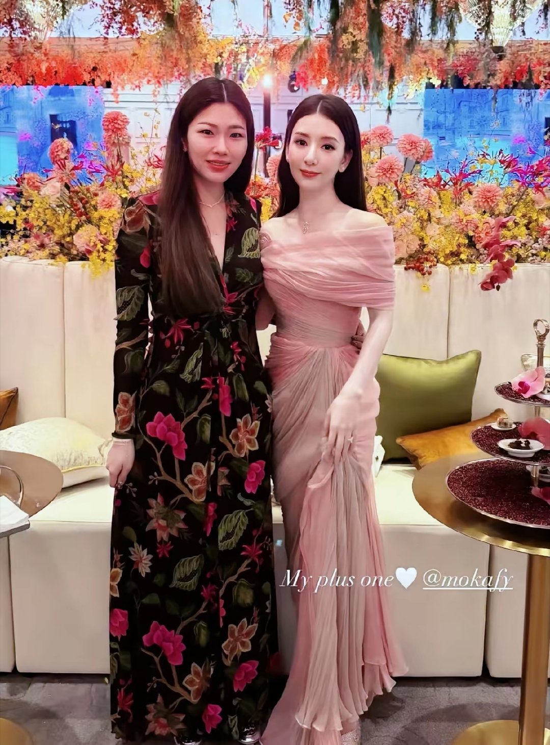 方媛和四太梁安琪合影，她参加了奚梦瑶何猷君在澳门举办的答谢宴！郭富城好像没去，估计她就是代表老公出席的，有一说一，她的颜值真的高，在这么多名流大咖的场合中，她依然不输，怪不得能让天王一见钟情，其实她的长相蛮有福气的，五官精致柔和，额头饱满，鼻头有肉，美的没有攻击性，唯一的小缺点， ​