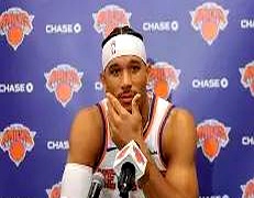 NBA官方确认詹姆斯和杰伦·布朗正式签约76人，这个重磅消息直接让卫冕冠军尼克斯的悍将哈特坐不住了。
 

几个月前还在季后赛被尼克斯4比0横扫的费城，休赛期疯狂运作，把布朗和41岁的詹姆斯全塞进了阵容，这操作直接把对手的防守计划全打乱了。
 

哈特在节目里无奈吐槽，说本来要防布朗，现在又得去盯詹