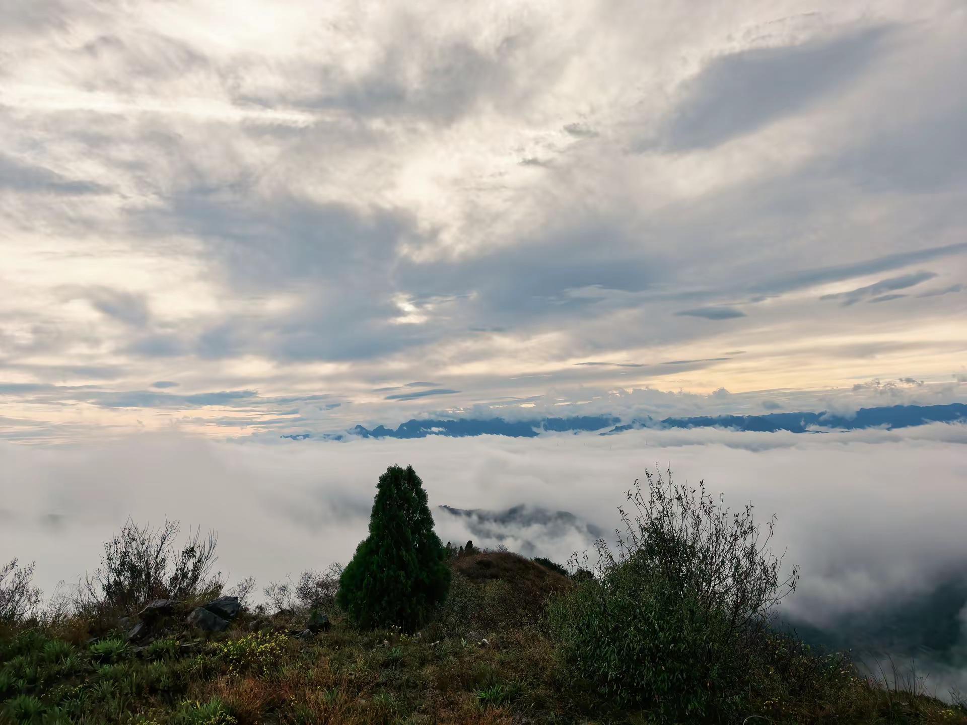 绝美太行云海，难得一见之美景！云海涌过山岭有多美 越野玩车