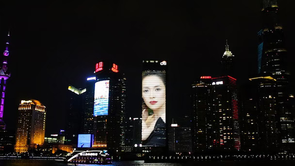 章子怡带着女儿闪耀上海外滩